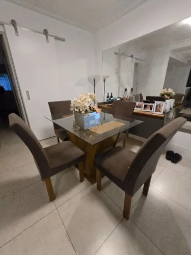 Mesa de jantar retangular com cadeiras