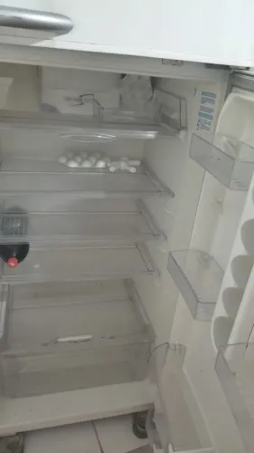 Geladeira com defeito apenas retirada de peças