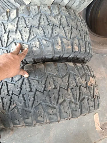 Vendo 2 pneus semi novos