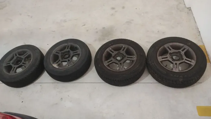 Roda aro 13 Binno com pneu 165/70