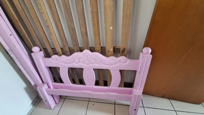 Cama de solteiro rosa