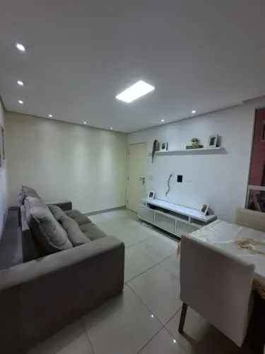 Área Privativa - 02 quartos com armários, sala com painel de TV , cozinha com armários, ba