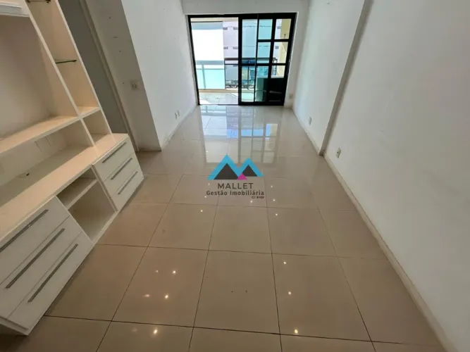 Lindo apartamento de 3 quartos, sendo 1 suíte, 112 m², todo reformado, com 2 vagas de gara
