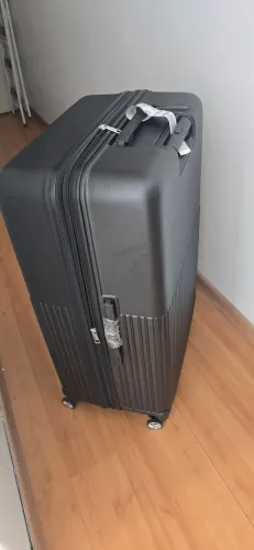Mala de viagem grande, cabe tudo da DKNY.
