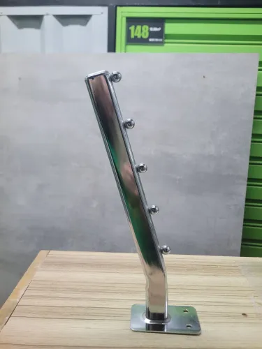 Arara de parede frontal cromada
