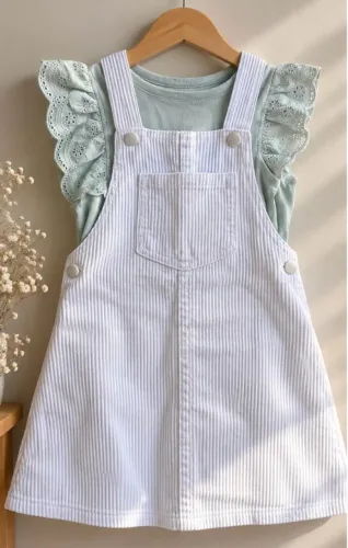 Conjunto infantil jardineira branca e blusa verde 6 a 8 anos