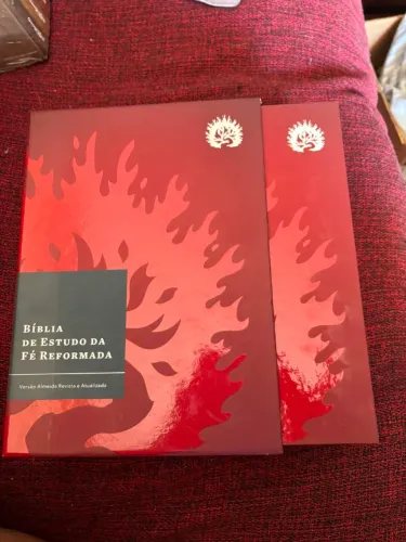 Vendo Bíblia de estudo Fé Reformada e Bíblia de Estudo Spurgeon King James 1611 cada