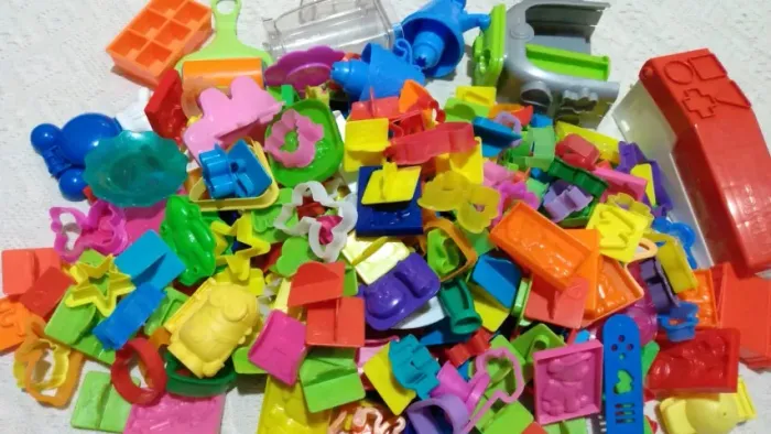 Lote de brinquedos forminhas para massinha de modelar e mais.