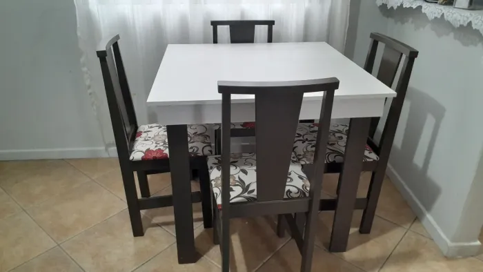 Vendo uma mesa com 4 Cadeiras acolchoadas, ótimo estado de conservação