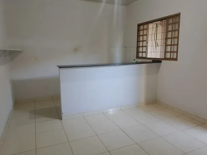 casa com um quarto sala cozinha tipo americana e garagem coberta