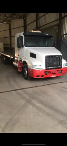 Caminhão equipamento hidráulico 9 metros 