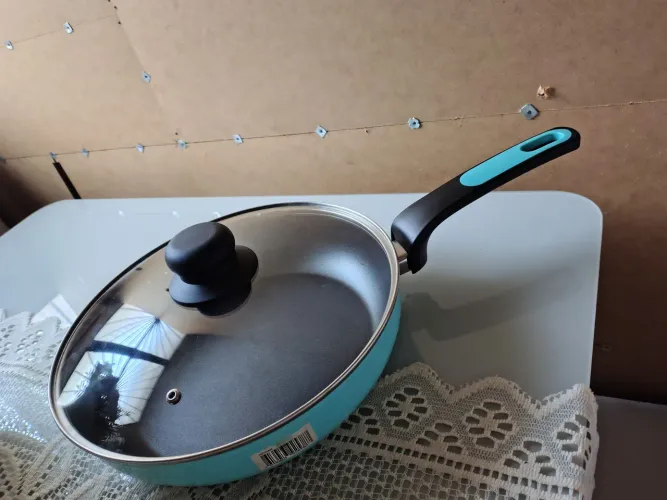 Vendo Panela frigideira antiaderente com tampa de vidro 28cm nova
