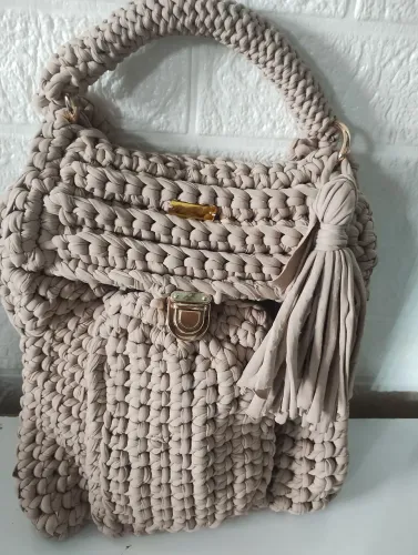 Bolsa de crochê feito a mão com arte