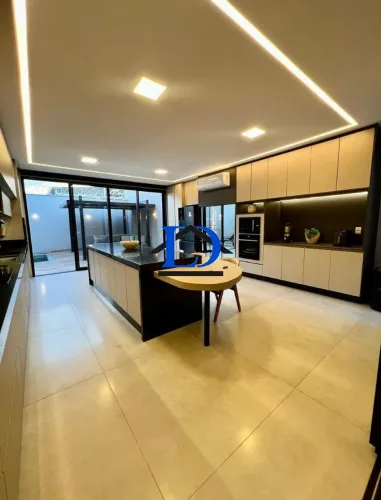 Casa de Alto Padrão no Jardim Vila Boa, Goiânia: 3 Quartos, 3 Suítes, 3 Salas, 5 Banheiros