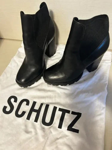 Bota de couro Schutz 