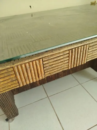 Mesa rústica com bancos e tampo de vidro