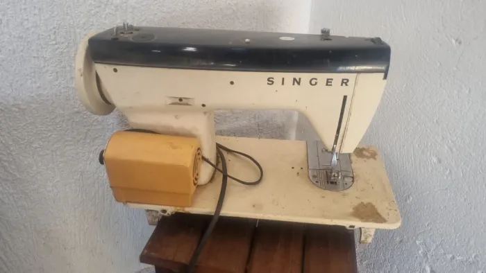 Maquina de costura singer usada precisa de revisar