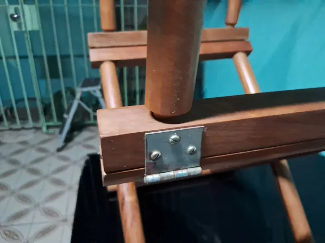 Cadeira cineastra antiga para colocar o tecido de sua preferência