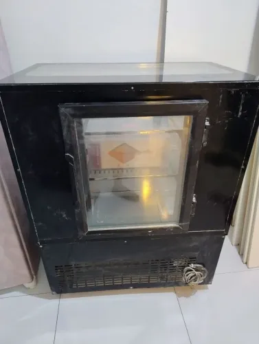 Vitrine refrigerada e estufa quente