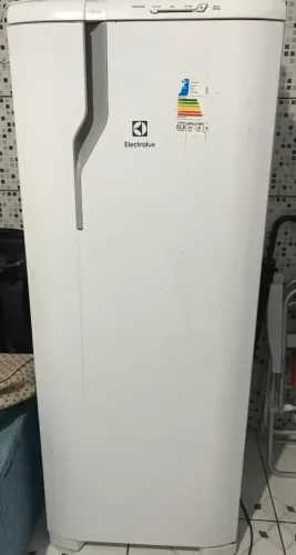 Geladeira Electrolux Cycle Defrost RE31 110V