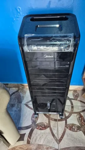 Climatizador de ar Midea com Controle Remoto. 