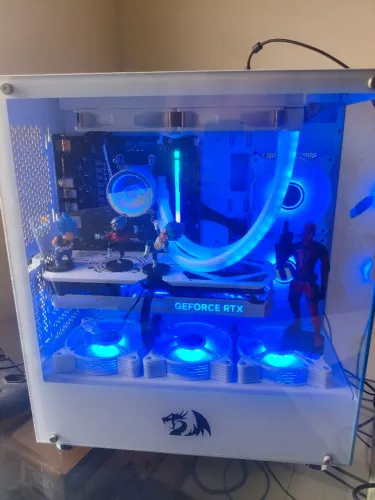 ? PC Gamer High-End ? Ryzen 7 7800X3D + RTX 4070 12GB