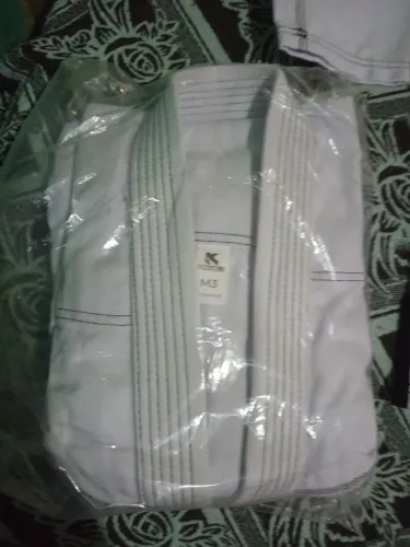 Vendo 2 kimono na cor branca trançado, tamanho M3 nunca usado aceito propostas