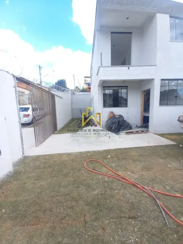Maravilhosa casa duplex no bairro Letícia.