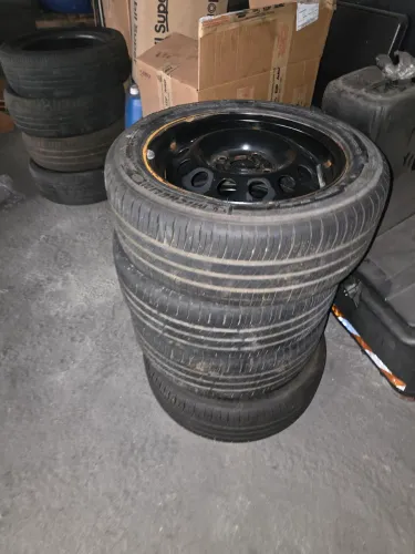 Vendo jogo de roda aro 15 new fiesta com pneus em ótimo estado de conservação. Oport.