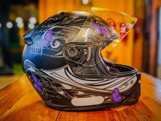 Capacete preto Spark com detalhes roxos feminino - 
