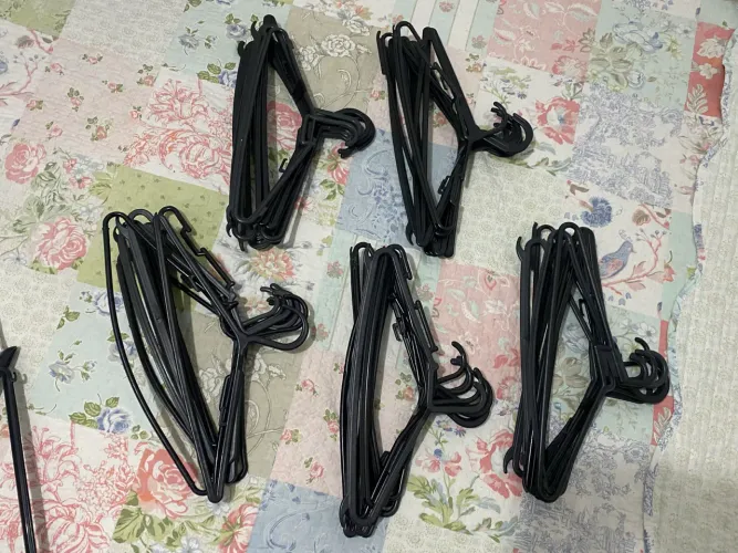 Vendo 50 Cabides por $40 de plástico 