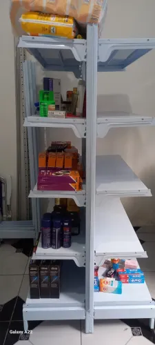 Vende-se gôndola de aço de centro medindo 1.7 de altura por 5mts comprimento