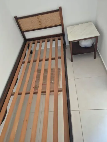 Cama de solteiro com palha na cabeceira 