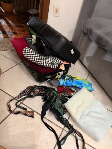 VENDO MALA DE ROUPAS FEMININAS SORTIDAS (TAMANHO M)