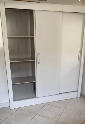 Vendo guarda roupa 3 portas