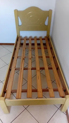 Cama e colchão de solteiro