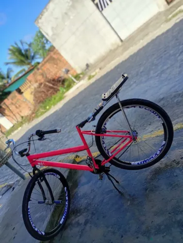 Vendo bicicleta aro 26 em boas condições.