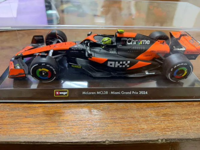 Buraco F1- McLaren scala1/24 metal com acrílico!