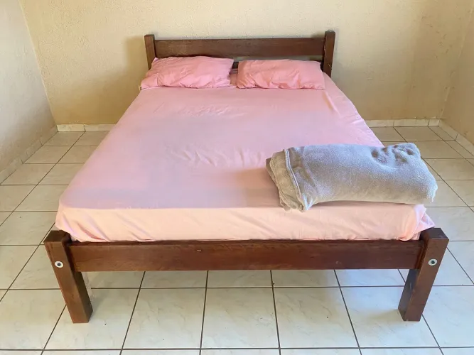 Cama madeira com colchão
