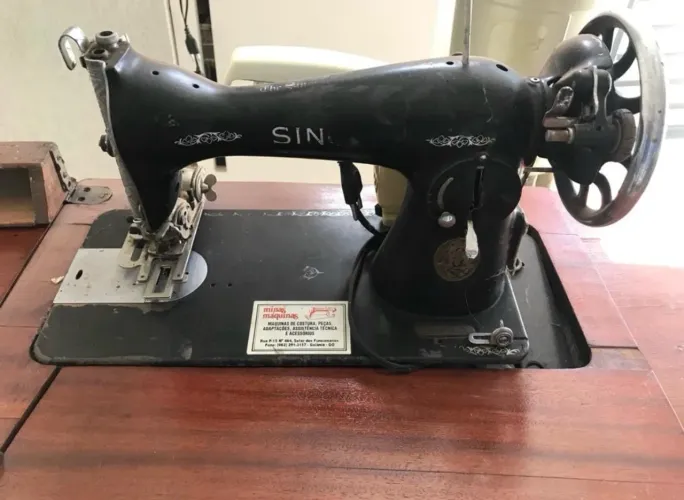 Máquina de costura antiga Singer (que funciona no pedal e na eletricidade)
