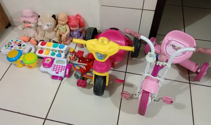 Lote de brinquedo triciclo e motoca 