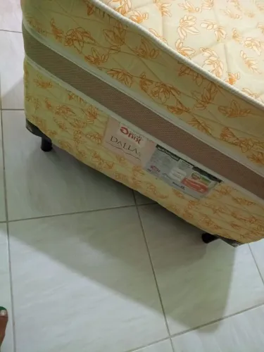 Vende se uma cama de solteiro