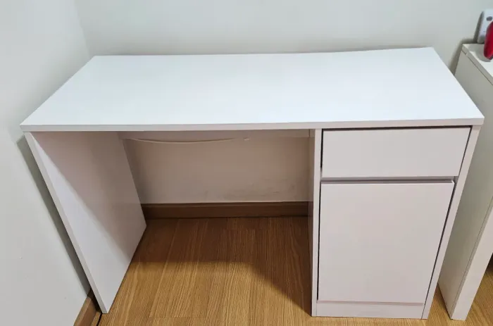 Mesa de escritório branca com gaveta e armário