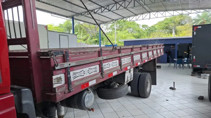 Carroceria madeira 6,20m extra toda inteira