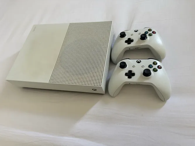 Vendo Xbox one S usado com duas manetes perfeito
