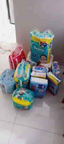 Fraldas Pampers/Huggies 902 unidades de fraldas tamanho M