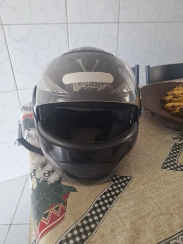 CAPACETE COM MARCAS DE USO