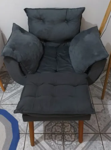 Poltrona decorativa Julia em Suede com Puff