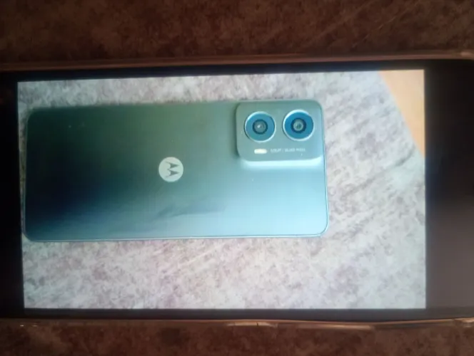 Celular Motorola, tudo perfeito só está com a tela um pouco rachada