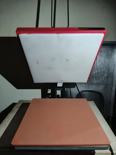 Prensa plana - Máquina de estampar camisas, chinelos, cerâmicas e materiais planos